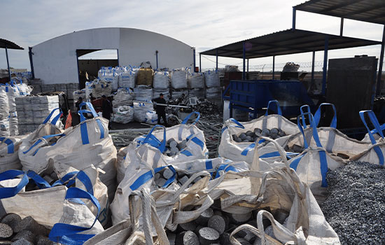 Métaux et déchets industriels sur le site de la société de recyclage Valdeme au Maroc