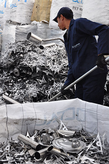 Agent de l'équipe trier des métaux et déchets industriels sur le site de la société de recyclage Valdeme au Maroc
